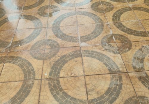Empresa de limpeza de rejuntes Goiânia realizando limpeza profissional em porcelanato e revestimentos residenciais e comerciais.