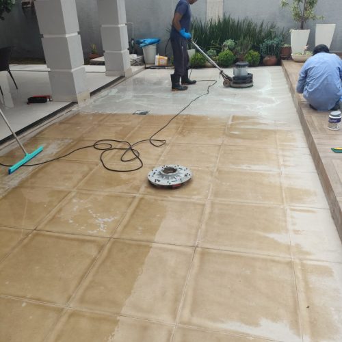 limpeza de piso com máquina industrial em Goiânia