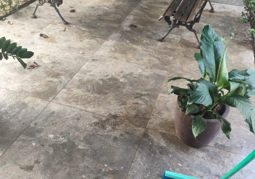 Empresa de restauração de pisos Goiânia realizando recuperação profissional de porcelanato e revestimentos residenciais e comerciais.