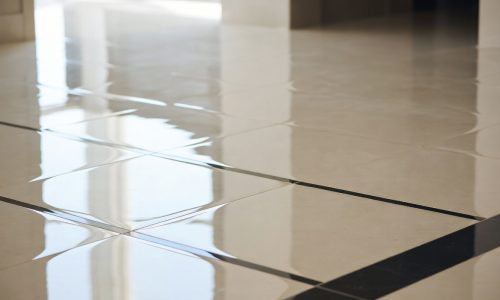 polimento de porcelanato em Goiânia - resultado profissional de restauração de pisos em goiás com brilho